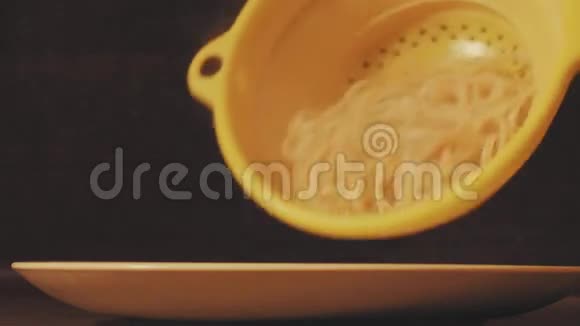 热意面放在盘子里撒上奶酪加入番茄酱视频的预览图