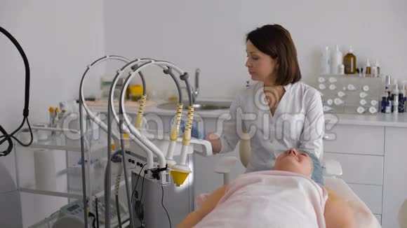 女医生设置医疗机器视频的预览图