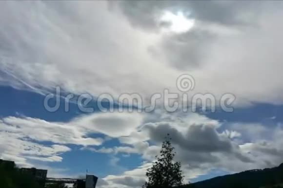 在蓝天上移动的云视频的预览图
