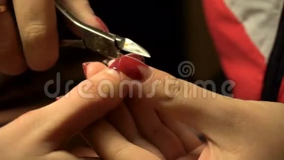 女孩用胡桃夹子修剪指甲视频的预览图