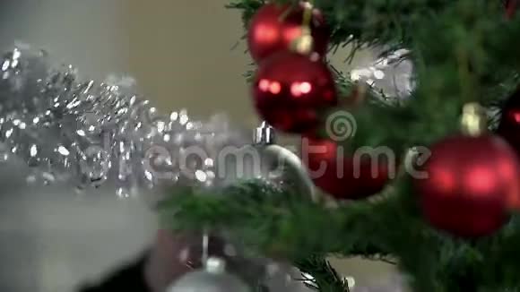 银丝带圣诞装饰在近距离慢动作视频的预览图