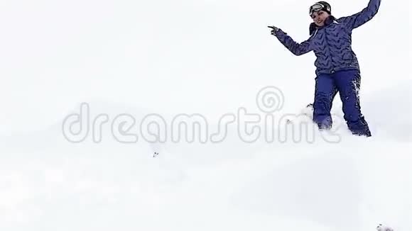 卡通片般的画面年轻女子带着小猎犬沿着雪坡奔跑视频的预览图