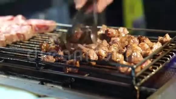 牛肉牛排烹饪烧烤炉上燃烧台湾街头食肆视频的预览图