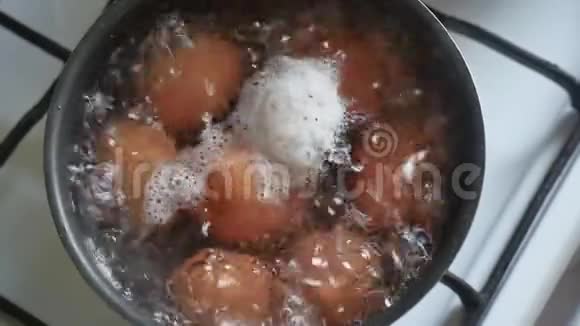 食物中的煮鸡蛋煮水锅早餐视频的预览图