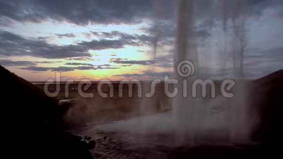 冰岛日落时的塞尔贾兰多斯瀑布视频的预览图