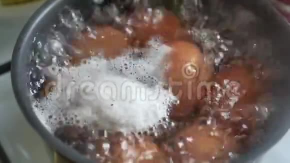 煮鸡蛋在沸水锅食物早餐视频的预览图