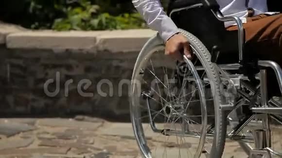 关闭坐轮椅的残疾青年视频的预览图