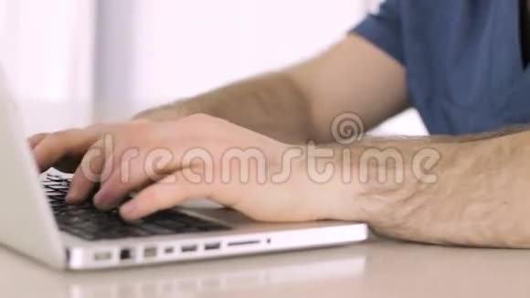 医生坐在电脑前在键盘上输入文字视频的预览图