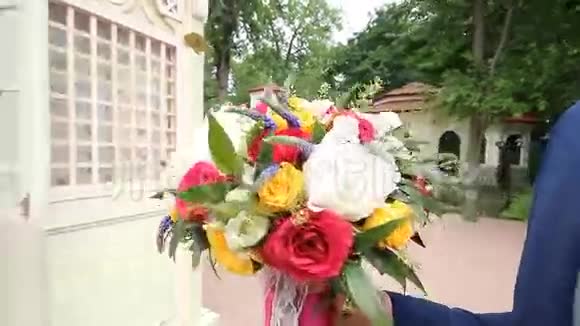 新郎给新娘一束美丽的婚礼花束视频的预览图