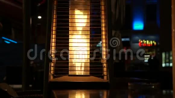 加热器在室外咖啡厅开火视频的预览图