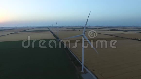 黄昏时有风车和农田的景观航空测量视频的预览图