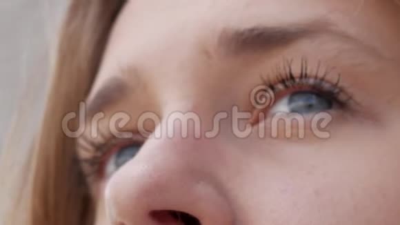 少女的眼神视频的预览图