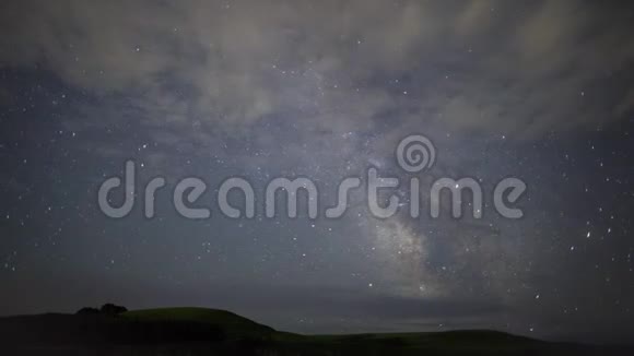夏天银河在夜空中掠过群山视频的预览图