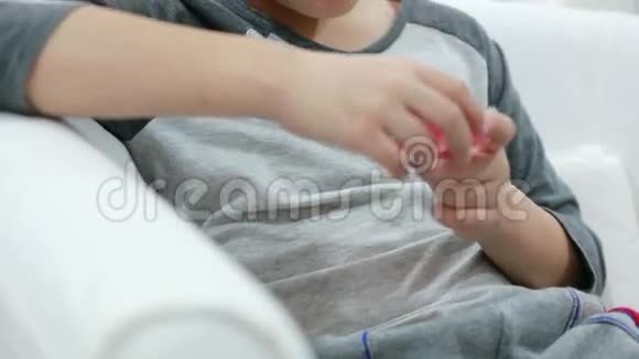 一个亚洲可爱男孩吃棒棒糖脸上表情很滑稽视频的预览图