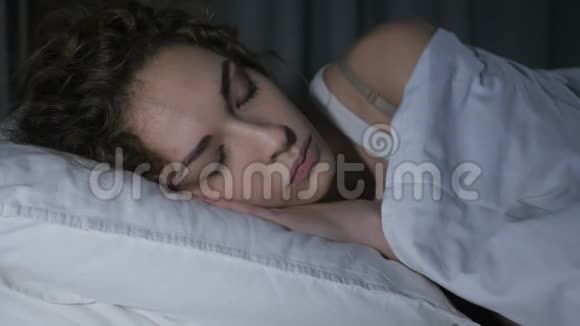梦魇恐怖梦的沉睡女性梦视频的预览图