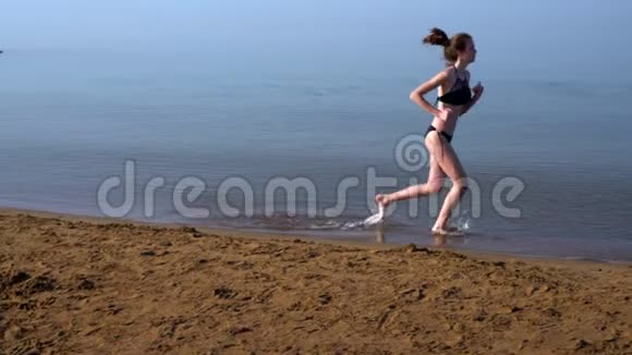 适合年轻女子在日落时在海滩上慢跑视频的预览图