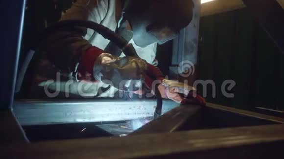 焊工在工厂工作视频的预览图