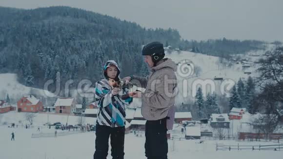 在山上滑雪期间茶歇在滑雪场喝茶的男人和女人视频的预览图