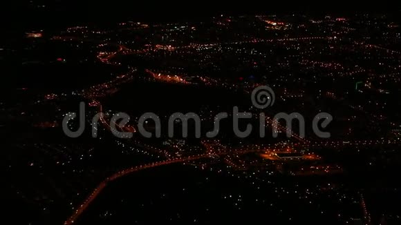 有高空喷气式飞机的夜间城市视频的预览图