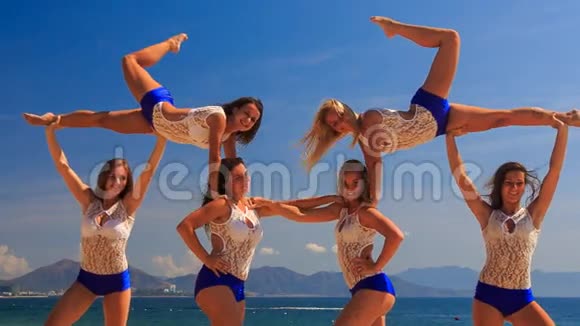 特写拉拉队表演特技瑞典人在海滩上摔倒视频的预览图