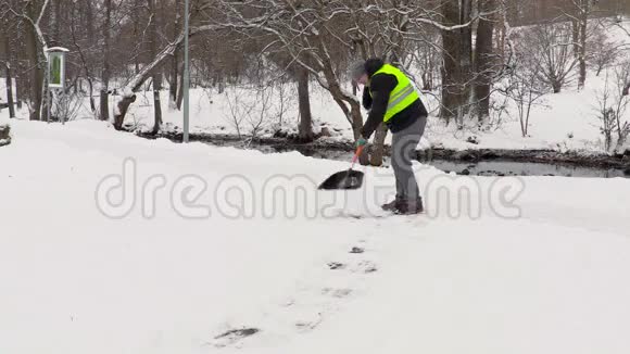 看门人从雪中清理路面视频的预览图