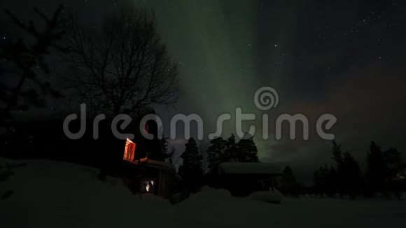 芬兰北极上空冰冻国家上空的北极光视频的预览图