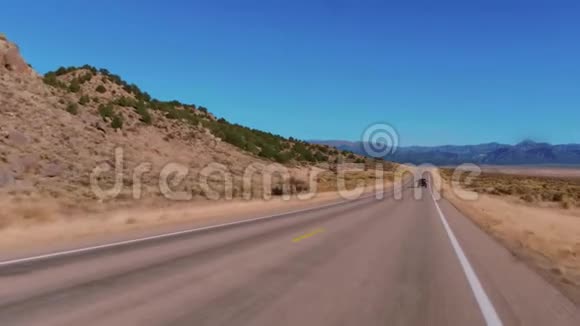 在犹他州的风景优美的公路上行驶视频的预览图