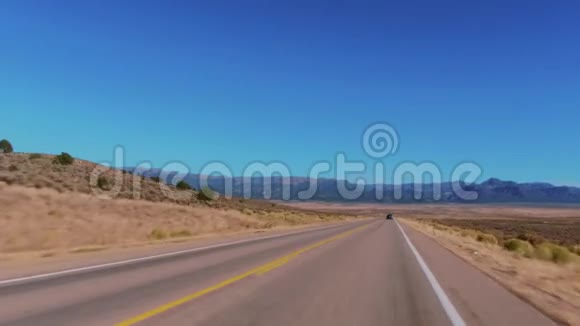 在犹他州的风景优美的公路上行驶视频的预览图
