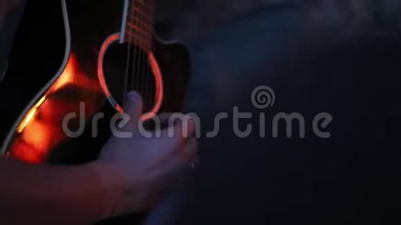 露营时弹吉他的人视频的预览图
