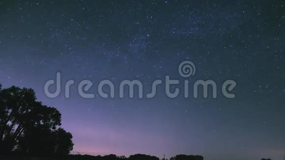 星星在美丽的夜空中移动的时间流逝视频的预览图