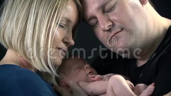 近距离拍摄父母及其新生儿视频的预览图