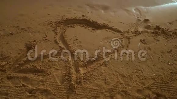 心沙在沙滩上画画从心上跳到天空的迹象视频的预览图