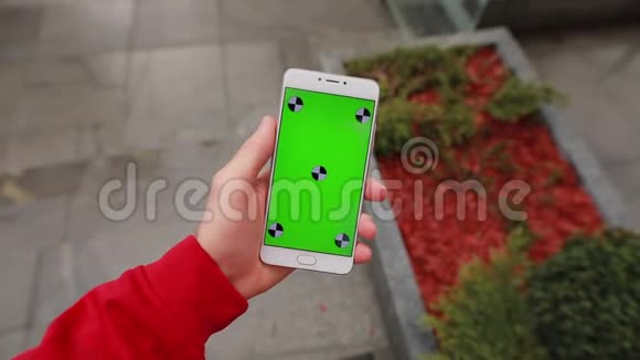 POV城市男性手中空白绿色智能手机屏幕视频的预览图