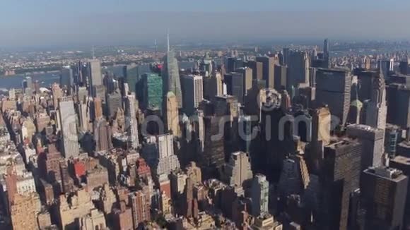 令人惊叹的鸟瞰纽约著名的现代摩天大楼和塔楼视频的预览图