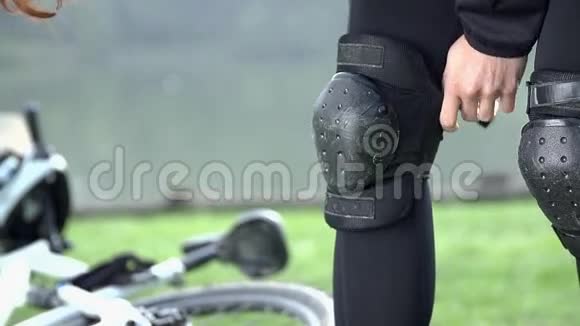 用于极限运动的膝盖防护服视频的预览图