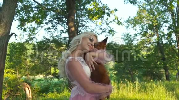 一个幸福的女人怀里抱着一只红狐狸有狐狸的女人视频的预览图