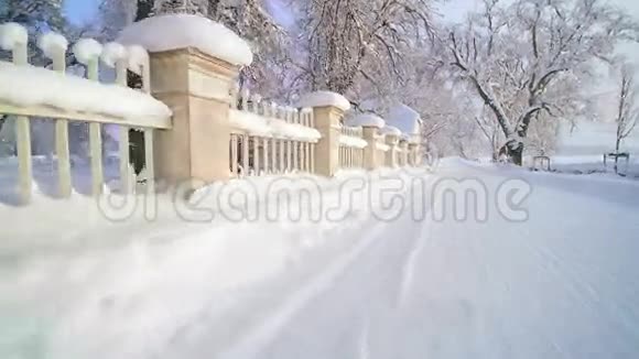 庄园栅栏边上厚厚的积雪视频的预览图