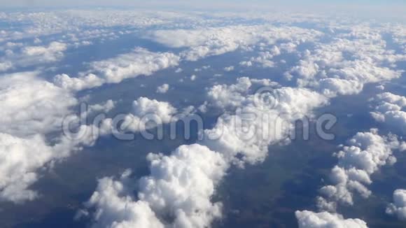 从飞机窗口可以看到空中景色视频的预览图