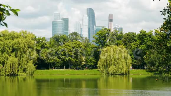 城市摩天大楼背景下的城市公园和池塘视频的预览图