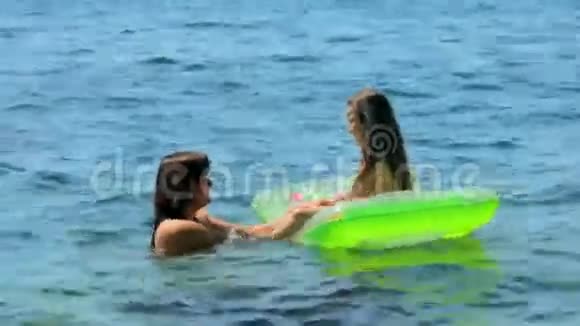 妈妈和女儿在海水中玩耍视频的预览图