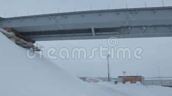 俄罗斯北部钢筋混凝土桥梁视频的预览图
