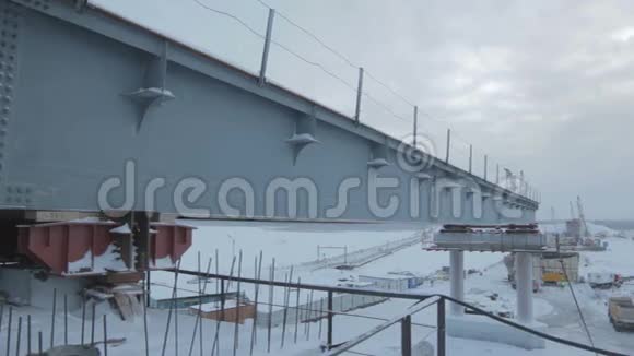 北极景观桥梁建设景观视频的预览图