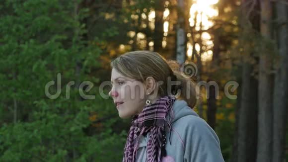 梦想中的年轻女子在海边和森林附近享受阳光北波罗的海海景4KUHD视频的预览图