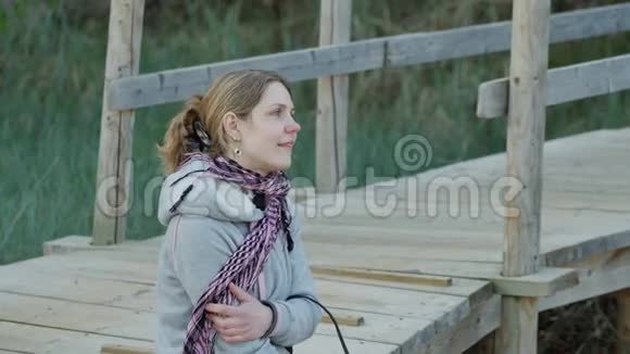 梦想中的年轻女子在海边和森林附近享受阳光北波罗的海海景4KUHD视频的预览图