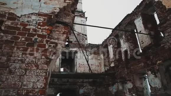 废弃的orthodxal教堂红砖墙内阴冷多云视频的预览图
