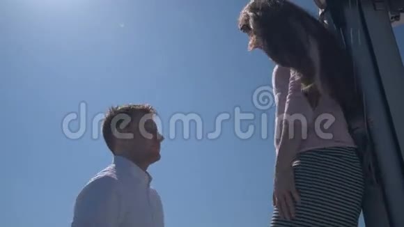 游艇上浪漫的求婚场景视频的预览图