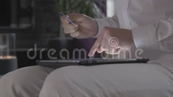 人们在平板电脑上网上购物用信用卡付款视频的预览图