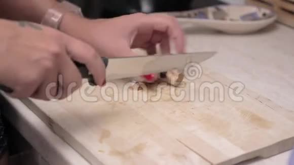 一个女人在厨房切蘑菇视频的预览图