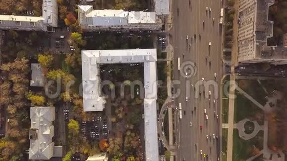 具有十字路口道路房屋建筑物公园和停车场的空中城市景观剪辑大路的俯视图视频的预览图