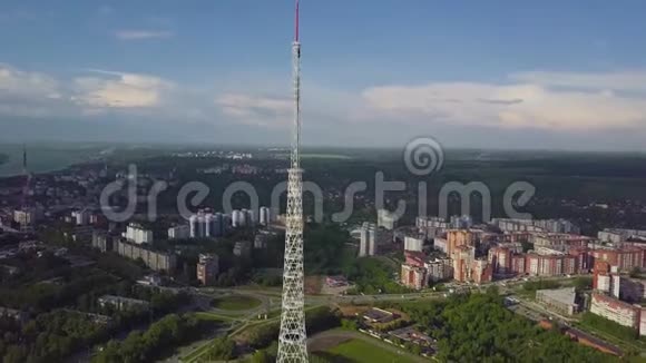 秋天电视塔的空中飞行城市电视塔的俯视图视频的预览图